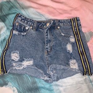 Zipper up jean shorts